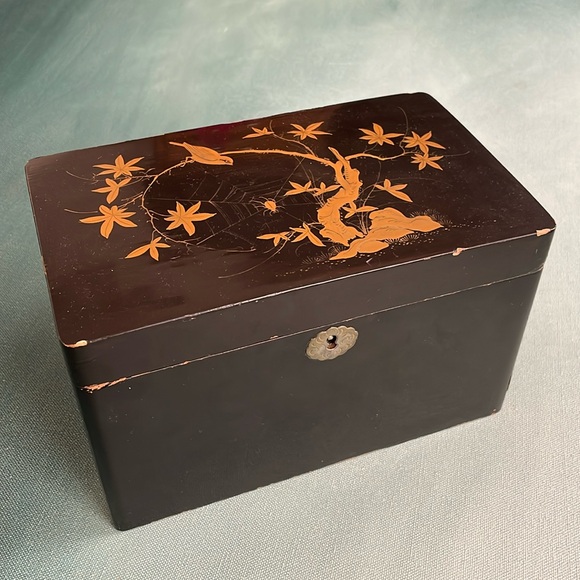 Vintage Japanese Lacquered Hinged Wooden Keepsake Box